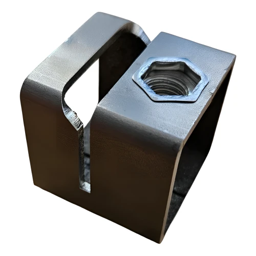 Synerga ZU-1 – universaali asennuskiinnike PV-puristimille carporteihin ja maanpäällisiin rakenteisiin 001-017 (1)